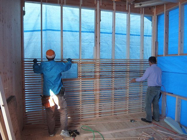 大壁土壁の下地:木小舞製作中。土壁でもたっぷり断熱材を充填できます@里...