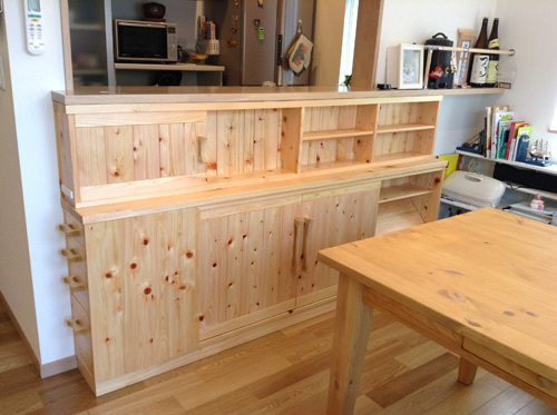 津久井の森で育ったヒノキ材を使用したカウンター下収納 | オーダー家具...
