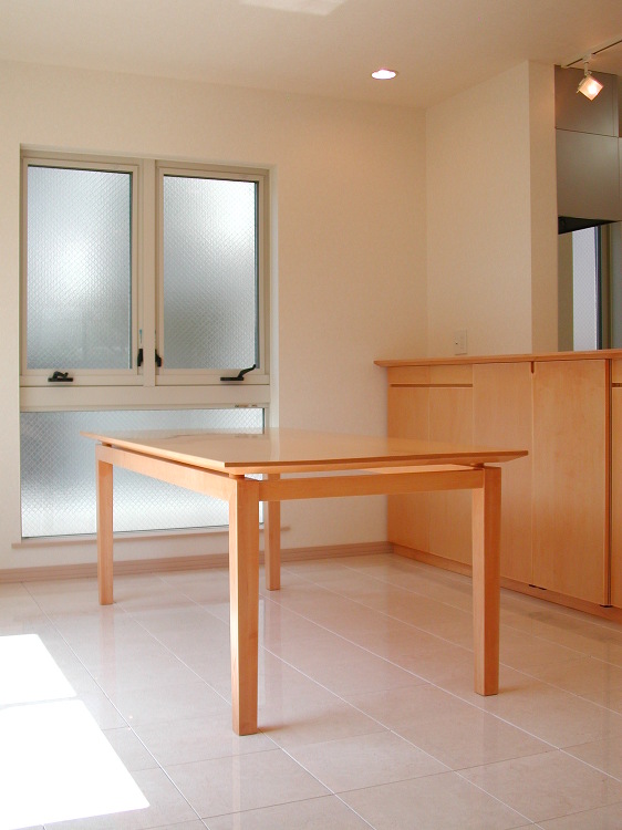 シュリ桜材のダイニングテーブル | オーダー家具のトータルリビング ユ...