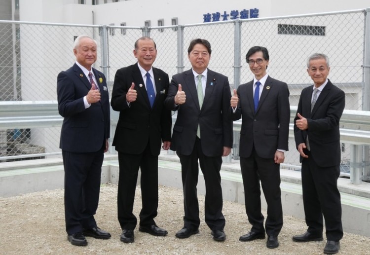 林内閣官房長官が琉球大学医学部・病院の移転先を視察しました | 琉球大...