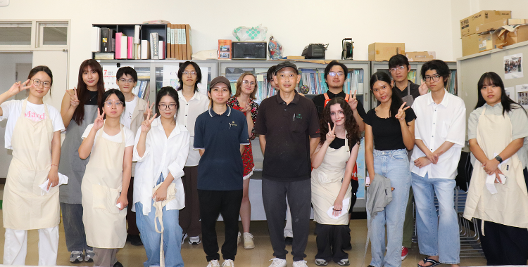 留学生の日本文化研修「和菓子作り体験学習」が行われました | 琉球大学