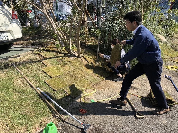 芝生の張り方 | 大阪の注文住宅、木の家の工務店コアー建築工房