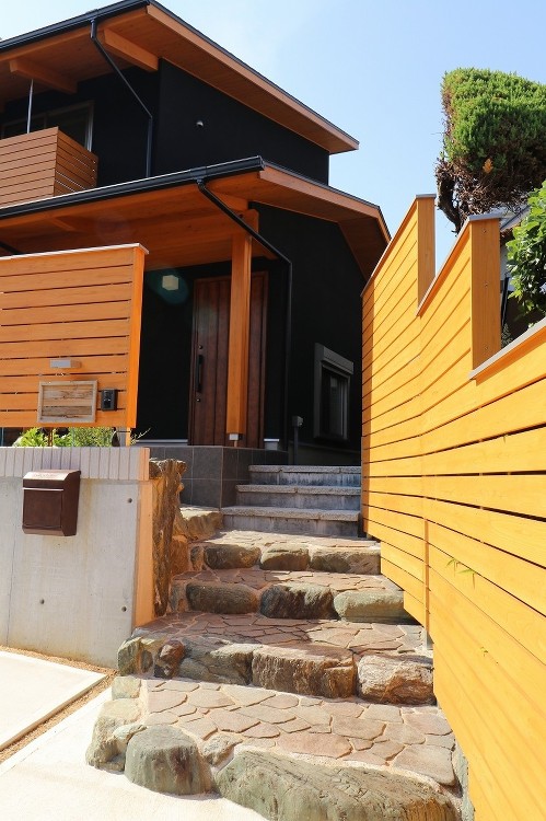 既存階段が趣深い、キッチン・洗面のこだわった家?ケーブルテレビ撮影に?...