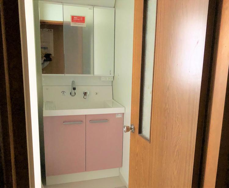 洗面台/洗面所リフォーム│掃除がしやすく収納もたっぷりある洗面台にリフ...