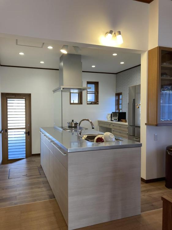 【富山市】家事がスムーズになるアイランドキッチンとお手入れが楽々な広い...