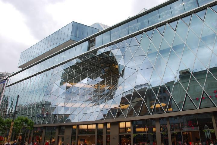 (111)瞳に吸い込まれるような商業施設へ：MyZeil | 日経 x...