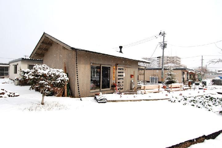 仮設の閉じた部屋から住民を解放した交流の場 | 日経クロステック(xT...