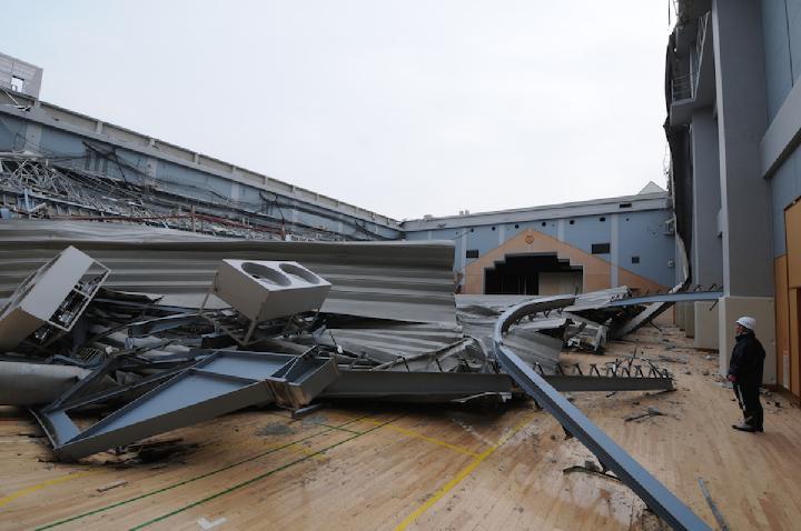 想定1.7倍の豪雪で座屈、体育館屋根崩落の全貌 | 日経クロステック（...