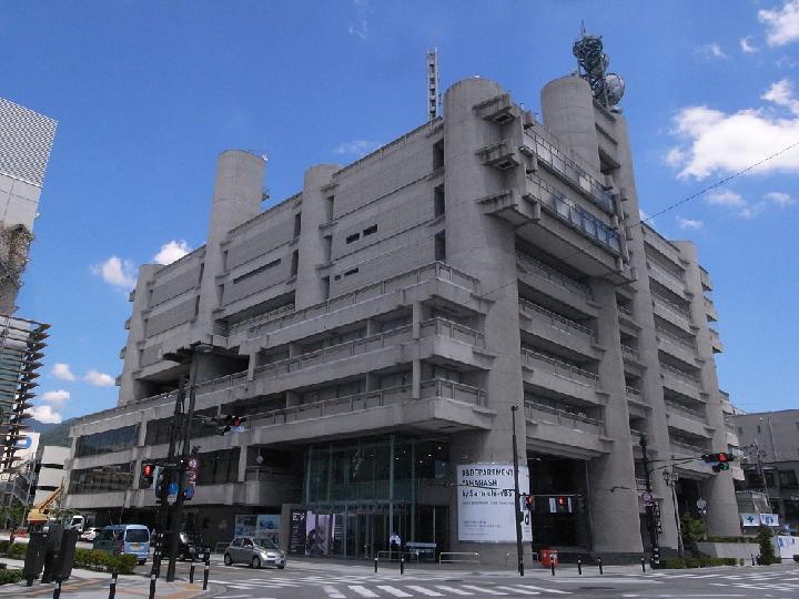 山梨文化会館で丹下建築初の免震改修を実施 | 日経クロステック(xTE...