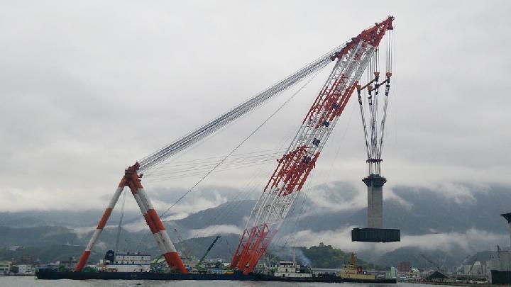 3300tの橋脚をクレーン船で一括沈設 | 日経クロステック(xTEC...