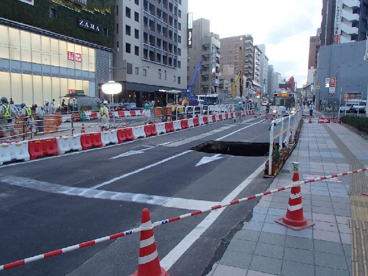 福岡市で道路陥没、地下鉄工事坑内への土砂流出で | 日経クロステック（...