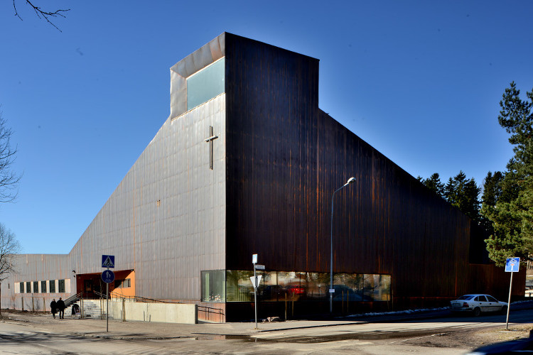 住宅街に出現した褐色の教会 | 日経クロステック(xTECH)