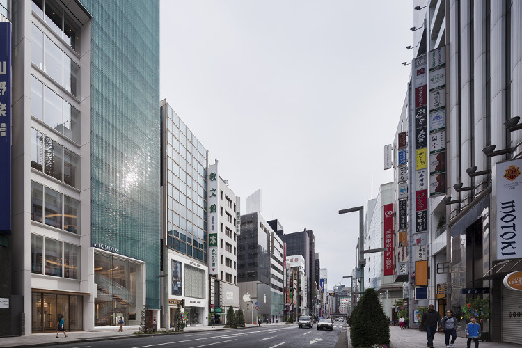 3万8000個のガラスピースが輝く壁、銀座通りに出現 | 日経クロステ...