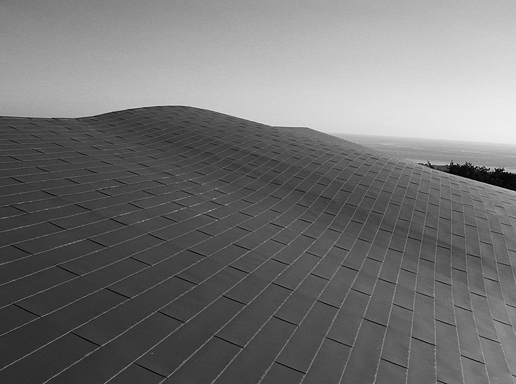 くぎやビスが不要の金属屋根用 | 日経クロステック(xTECH)