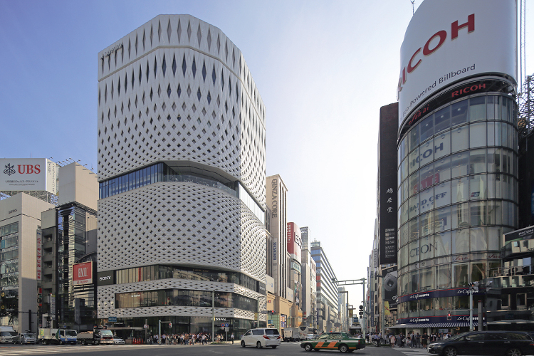 立体パネルの透かし彫り 道行く人の高揚感誘う | 日経クロステック（x...