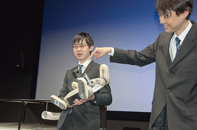 天井裏点検を小型ロボットで | 日経クロステック(xTECH)
