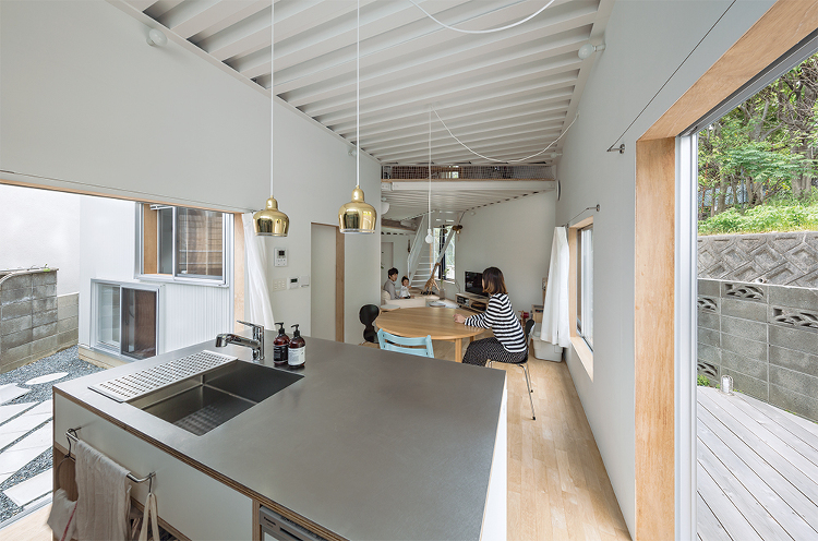 変形敷地に「くの字」プラン 庭や隣地の景色を取り込む | 日経クロステ...