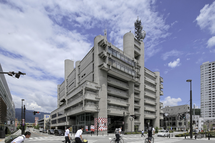 丹下建築を免震改修が救う | 日経クロステック（xTECH）