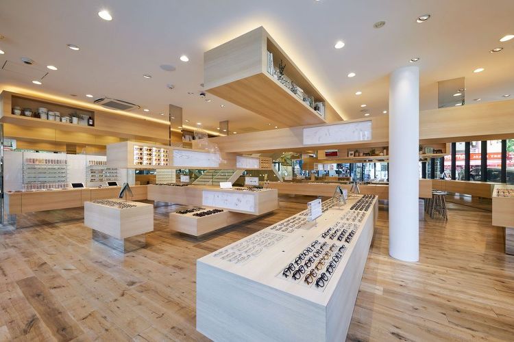 木の造作が宙に浮く藤本壮介氏設計のJINS旗艦店 | 日経クロステック...