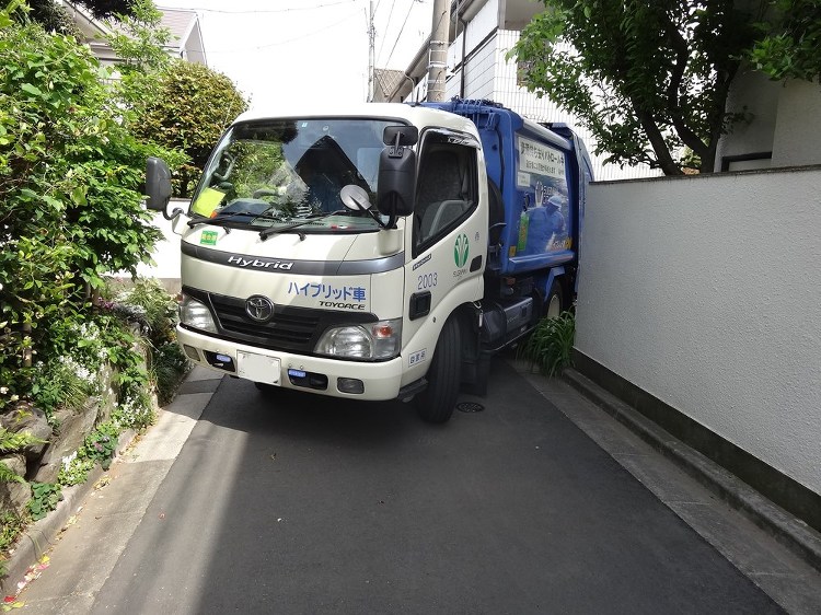 狭い道路にある植木鉢を撤去することは権利侵害か | 日経クロステック(...