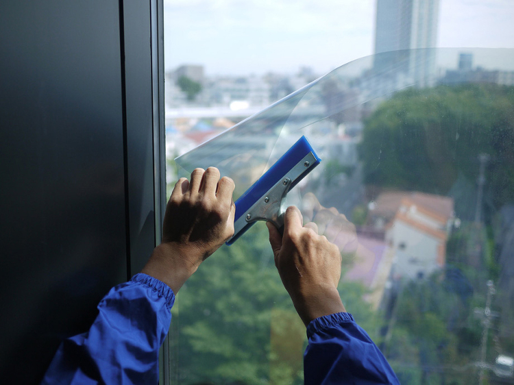 貼るだけで窓ガラスに遮熱や飛散防止などの機能を付加 | 日経クロステッ...