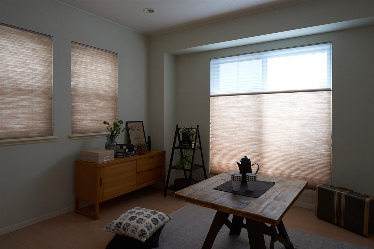 ハニカム構造のスクリーンにレース生地をプラス | 日経クロステック（x...