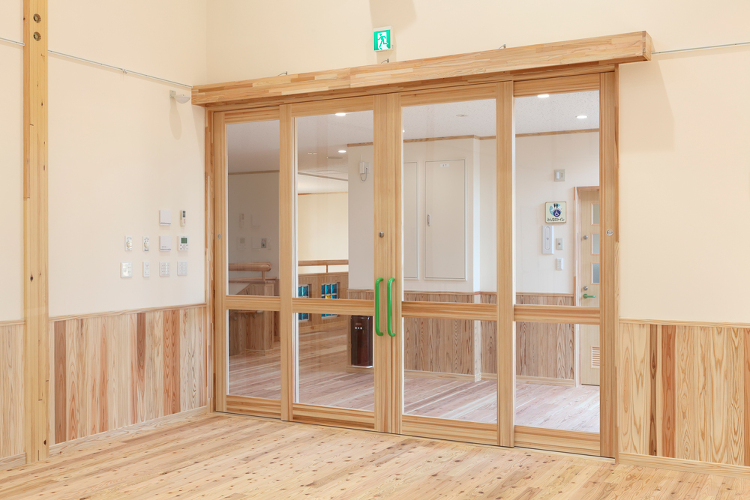 子どもの安全に配慮した集成材製の戸 | 日経クロステック（xTECH）