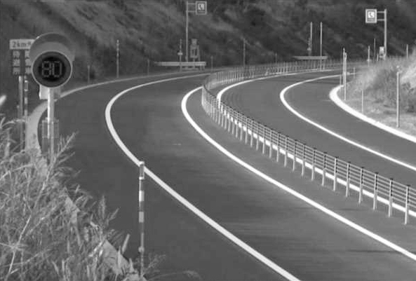 暫定2車線にワイヤ式防護柵、春までに100km設置 | 日経クロステッ...