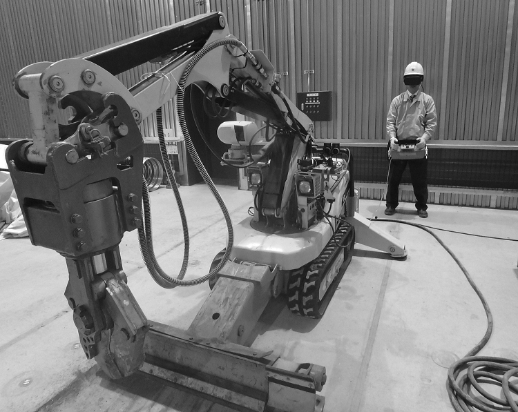 “臨場型”の映像で重機を遠隔操縦 | 日経クロステック（xTECH）