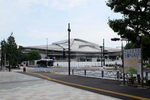 千駄ヶ谷「東京体育館」槇文彦が設計した宇宙船建築をレポート | トーキ...