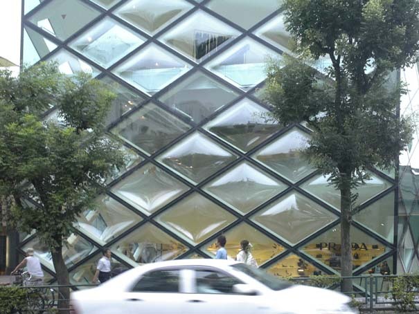 表参道「プラダ青山店」切り出された原石のような素敵建築をレポート | ...