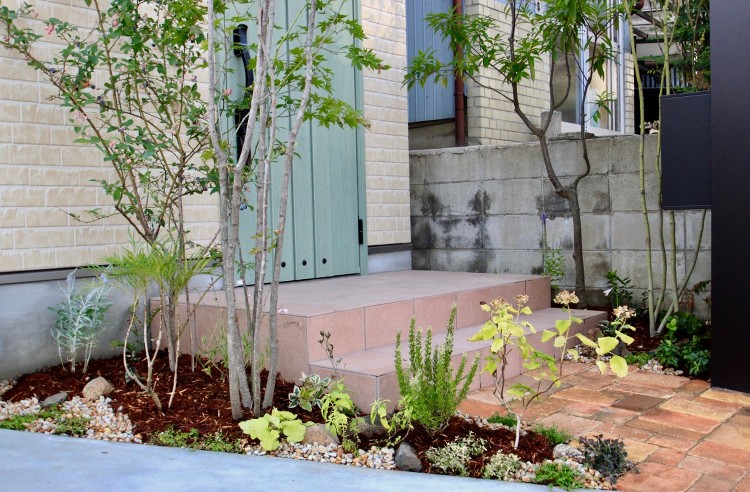 東大阪・アンティーク煉瓦アプローチの家 | green + garde...