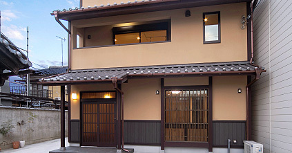 天窓吹抜けリビングのある現代町家3階建(京都 下京) サンキ建設