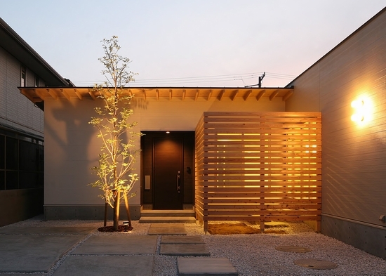 「あいのすむ家」 光と風を取り込むために平面形状をＴ字型に。