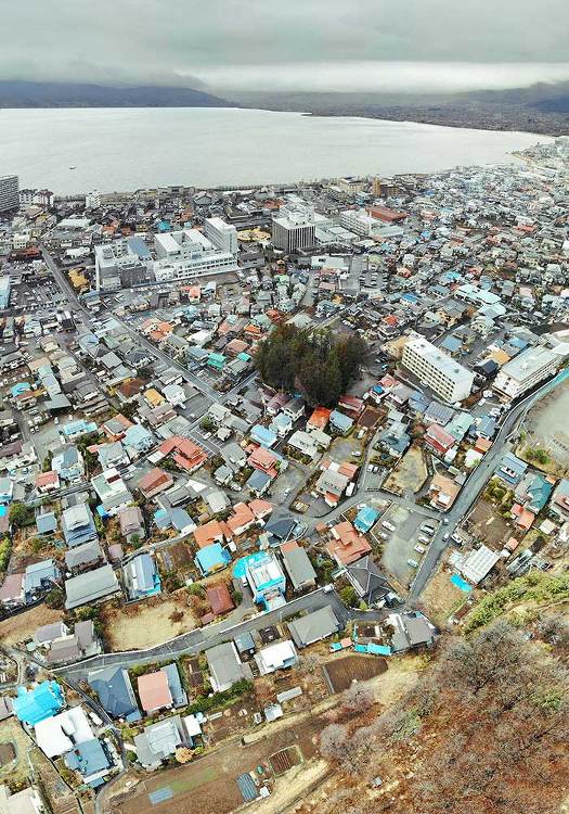 鳥の視点で、諏訪湖畔の家を眺めてみました|水谷嘉信建築設計事務所|中庭...