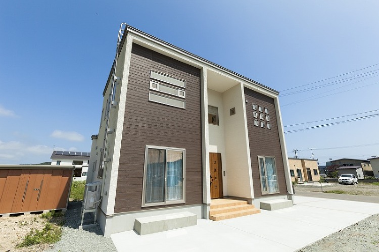 シンメトリーな外観と家事楽♪回遊できる家<青森の新築住宅施工事例vol...