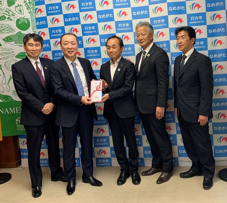 行方市立麻生東小学校へポータブルスピーカーセットの寄贈を行いました。 ...