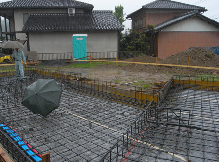 雨の中の配筋検査 | 株式会社SYNC