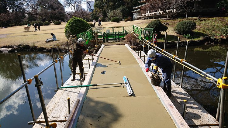 新宿御苑 土橋 土系舗装を施工 タフコート - 株式会社テラサキ