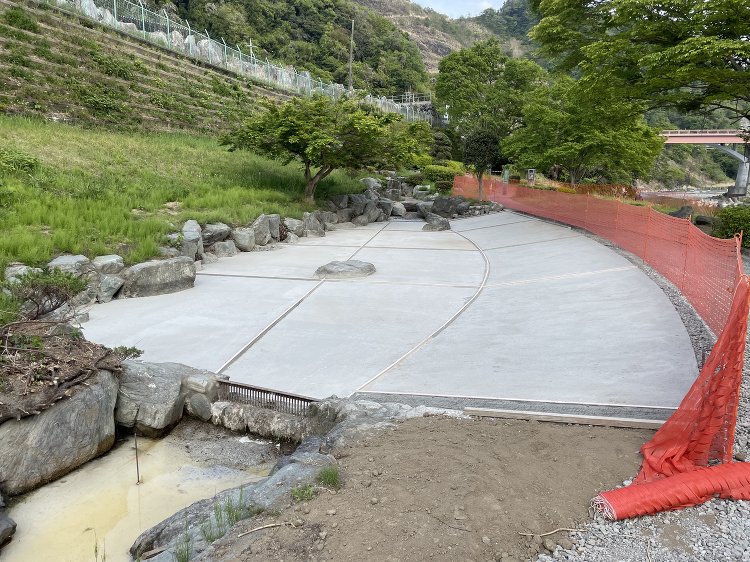洗い出し舗装の目地設置 プレコ洗い出し - 株式会社テラサキ