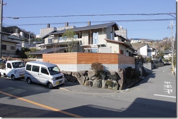 高低差のある角地を活かした外観で、家事室ピアノルームのある家 記事一覧...