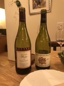 木々を抜けてワインショップへと続く店舗併用住宅のリノベーション 記事一...