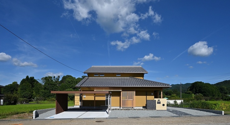 郊外に建つ純和風の家