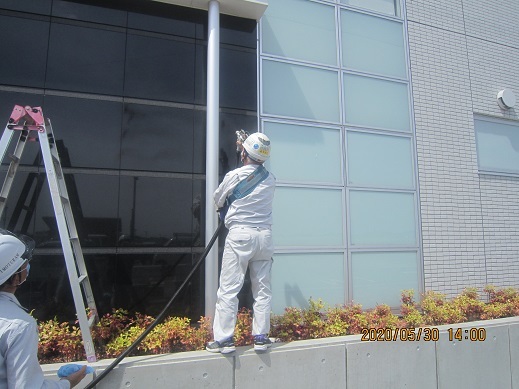 光触媒施工事例 歯科医院ガラスの防汚対策
