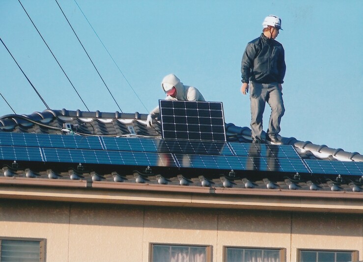 太陽光発電パネル設置中