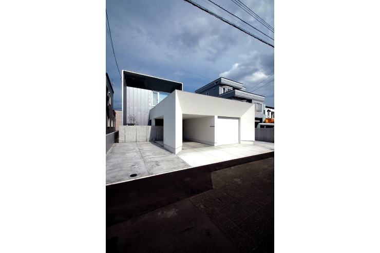 中庭とリビングにブリッジをもつ住宅