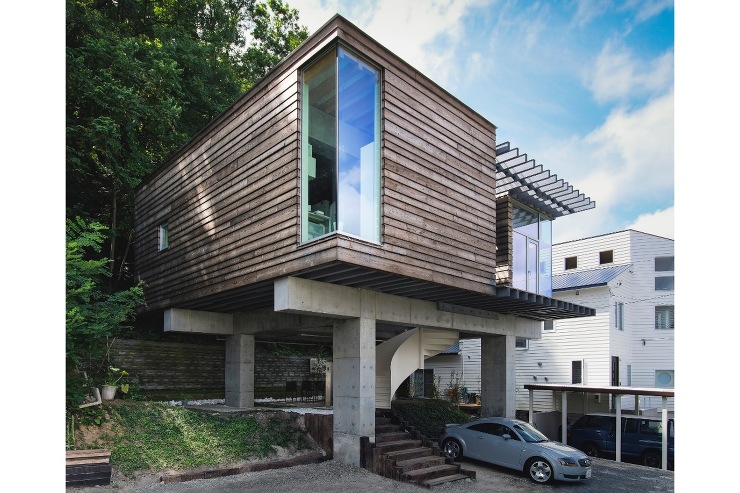 鳥居型の鉄筋コンクリート構造の架構を内包する事務所