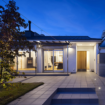 薪ストーブのある入母屋の家 – 四代に渡って住み継ぎたいと思...