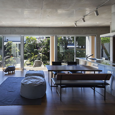 コンクリート打放し「Ｈ型プランの平屋」 – 全ての部屋に光と...