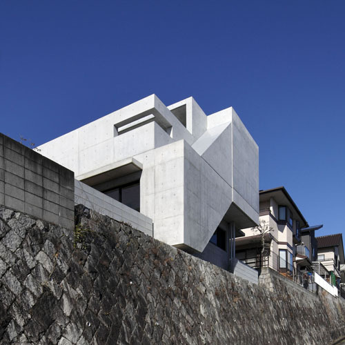 高台の家 – 坂のある街に建つコンクリート打ちっぱなしの家 ...